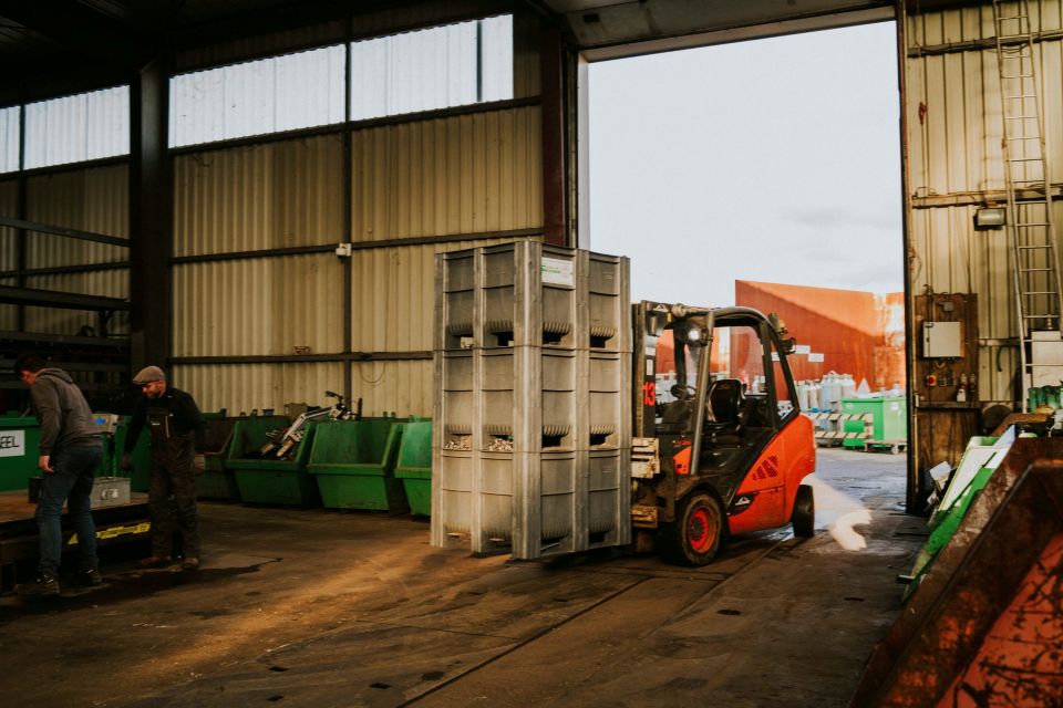 Heftruck met metalen bakken in de recyclinghal van Stolwerk Metaal